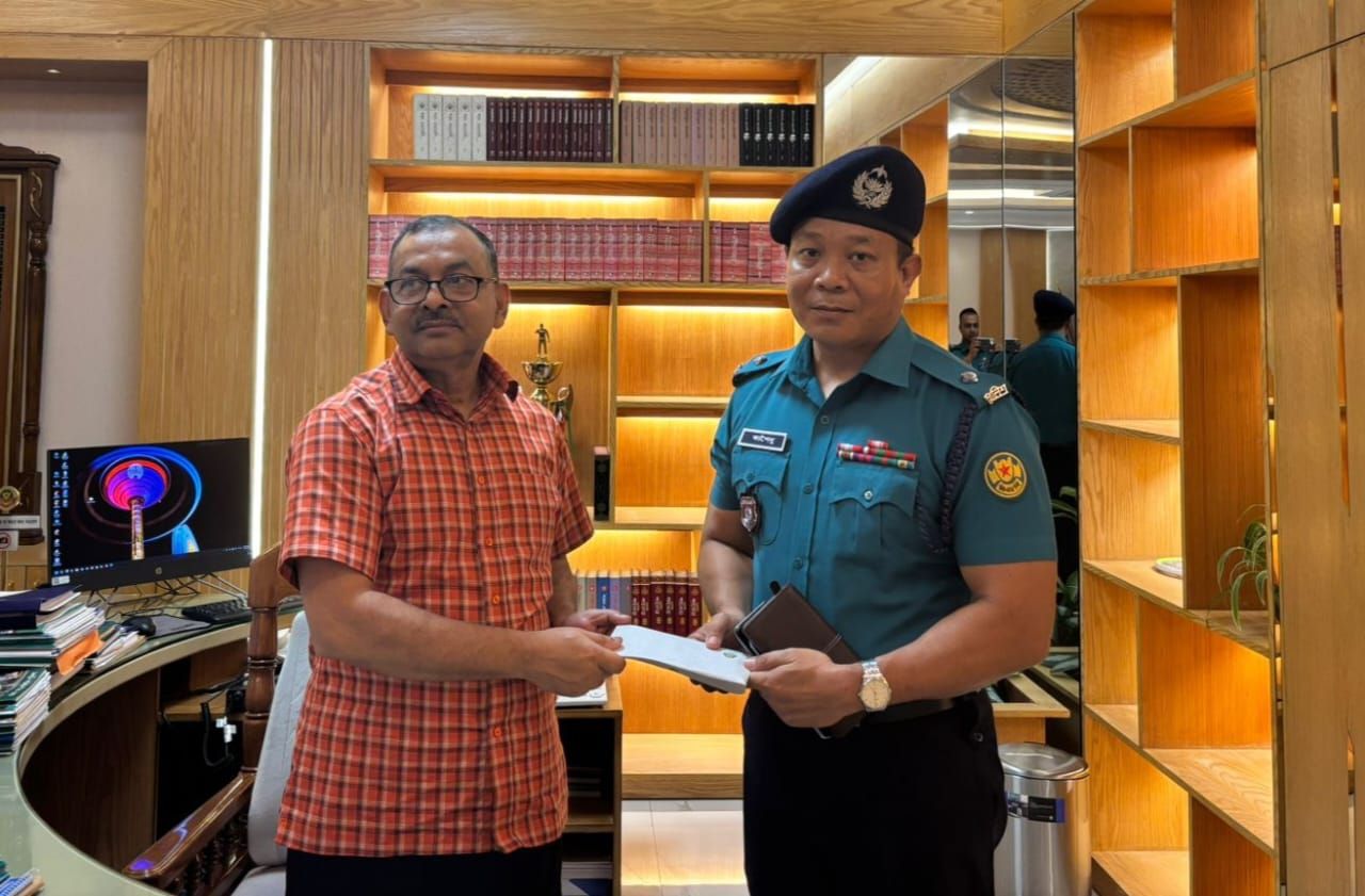 ধানমন্ডি থানার ওসিকে  পুরস্কৃত করেছেন ডিএমপি কমিশনার