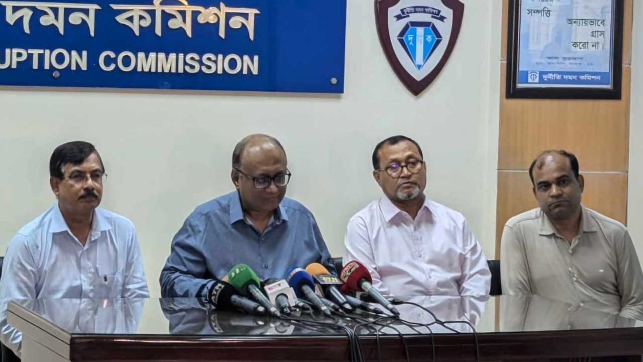 শেখ হাসিনার হলফনামায় গরমিল : ব্যবস্থা নিতে ইসিকে দুদকের চিঠি
