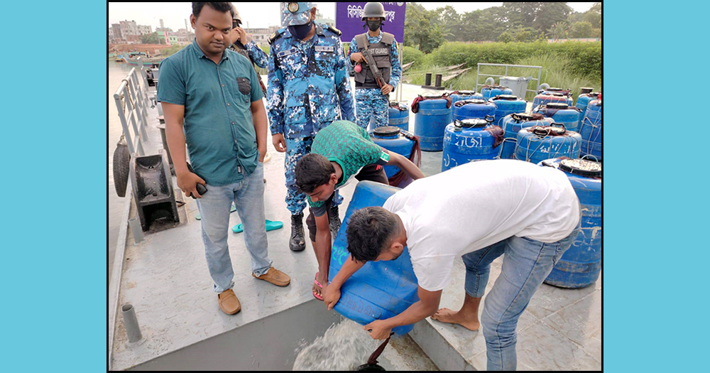 চাঁদপুরে ৭২ লাখ চিংড়ি রেনু জব্দ, ডাকাতিয়ায় অবমুক্ত