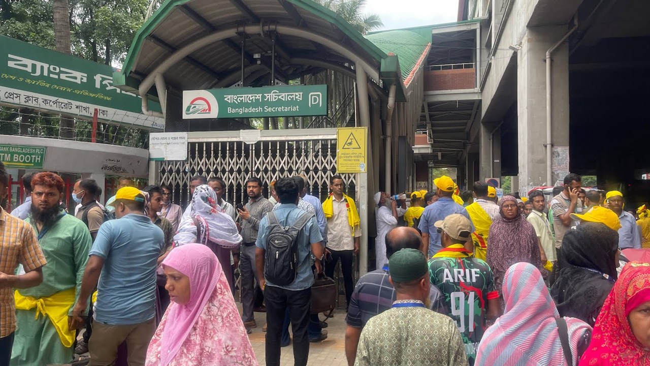 মেট্রো স্টেশনে আন্দোলনকারীদের অবস্থান, ভোগান্তিতে যাত্রীরা