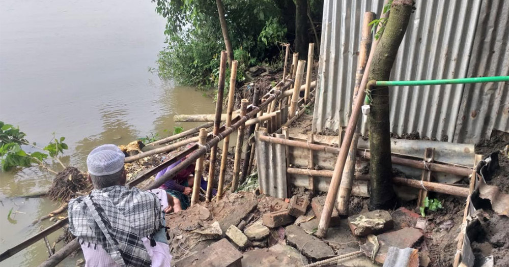 তলিয়ে যাচ্ছে মির্জাপুর গ্রাম