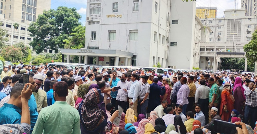 নিরাপত্তাবলয় ভেঙে বিক্ষোভ করছেন কর্মকর্তা-কর্মচারীরা