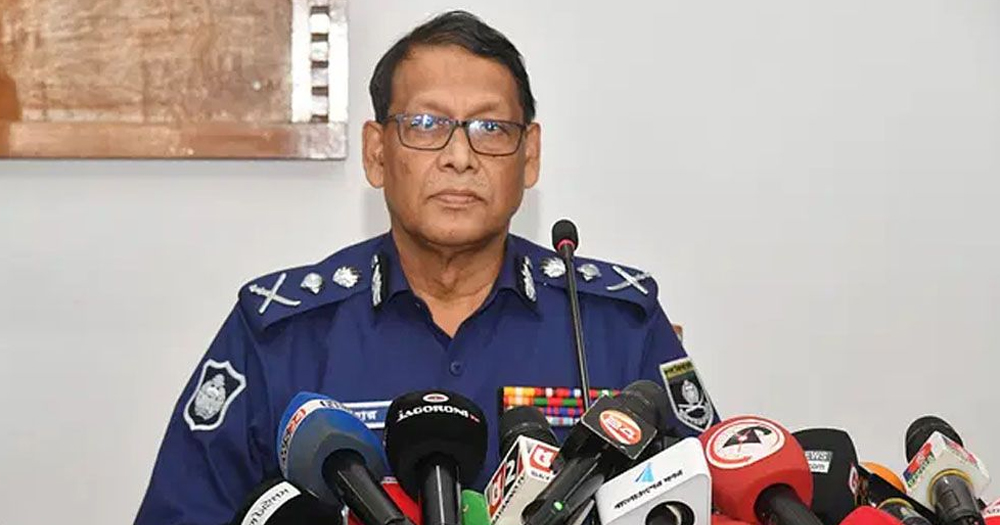 সরকারি ঘোষণার পরও যারা  অস্ত্র জমা দেয়নি তাদের বিরদ্ধে মামলার নির্দেশ  আইজিপির