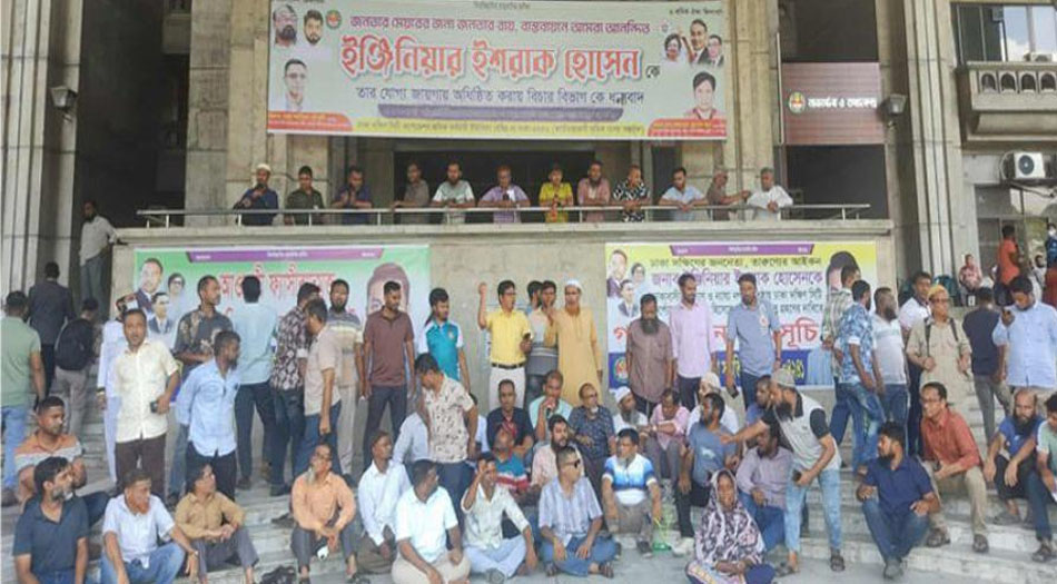 টানা আন্দোলনে অবরুদ্ধ নগরভবন, বন্ধ সব ধরনের সেবা