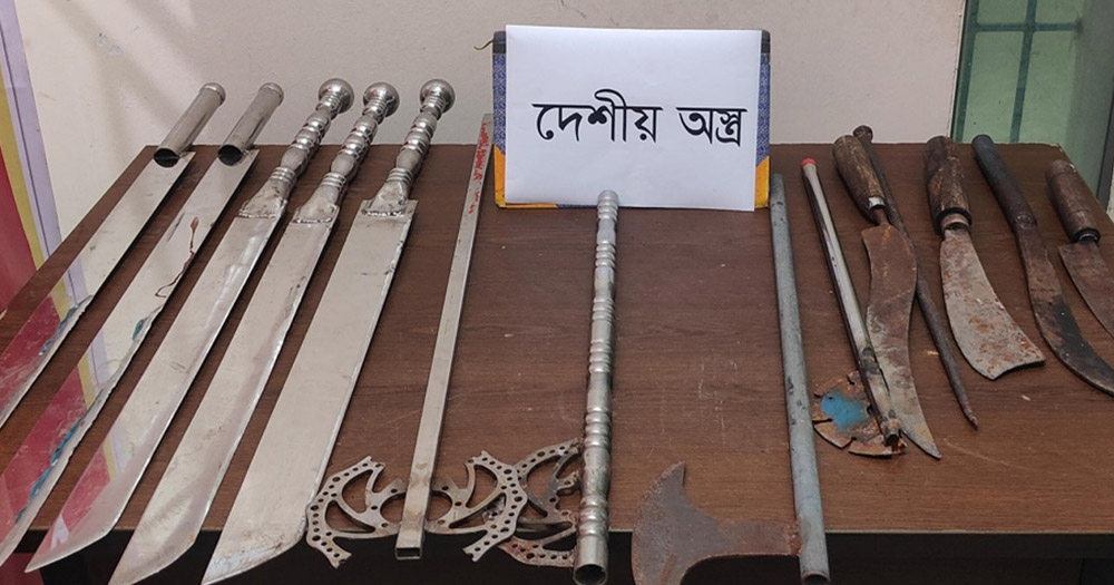 চাঁদপুরে যৌথ বাহিনীর অভিযানে অস্ত্র উদ্ধার, গ্রেপ্তার ৫