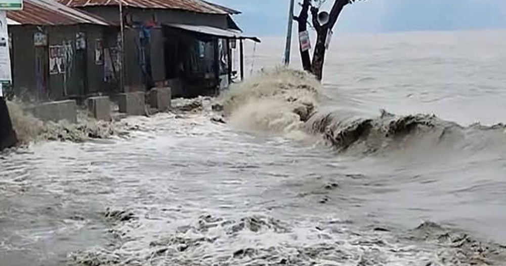 গভীর নিম্নচাপটি উপকূল অতিক্রম করছে, চার ফুট উঁচু জলোচ্ছ্বাসের শঙ্কা
