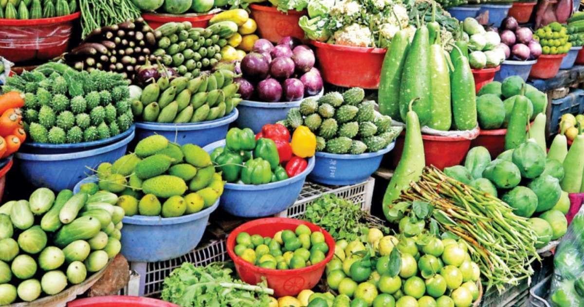 বৈরী আবহাওয়ায় বাজারে  ক্রেতা কম, দাম স্থিতিশীল