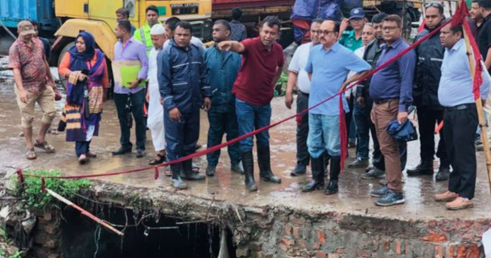 পায়ে হেঁটে ৩ কি.মি. খাল খনন কাজ পরিদর্শন গাসিক প্রশাসকের
