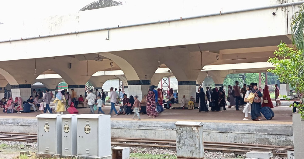 ট্রেনে ঈদযাত্রা শুরু, নাড়ির টানে ছুটছে মানুষ