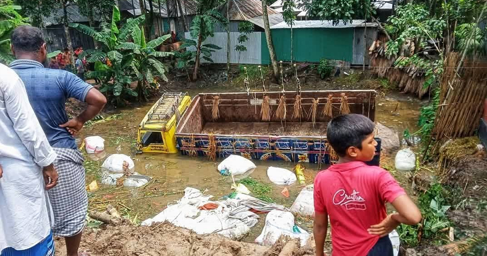 গরুবাহী ট্রাক খাদে পড়ে দুই ব্যবসায়ী নিহত