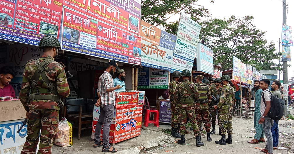 মহাসড়কে অতিরিক্ত ভাড়া আদায়ের বিরুদ্ধে সেনাবাহিনীর অভিযান, আটক ৩