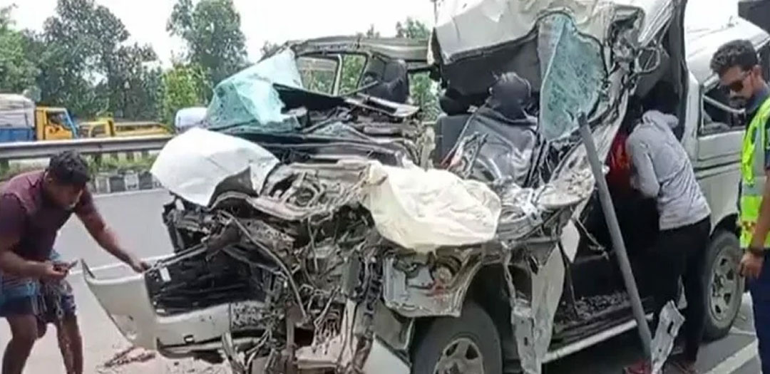 টাঙ্গাইলে ট্রাকের পেছনে মাইক্রোবাসের ধাক্কায় নিহত ৩