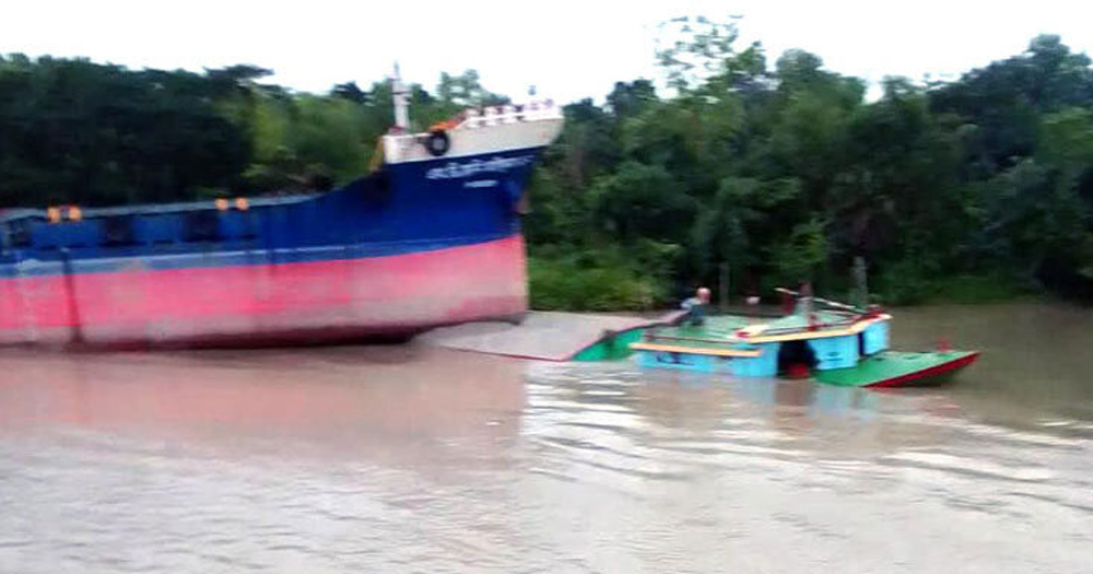ভৈরব নদে জাহাজ-বালুবাহী বলগেটের মুখোমুখি সংঘর্ষ, নৌযান চলাচল বন্ধ