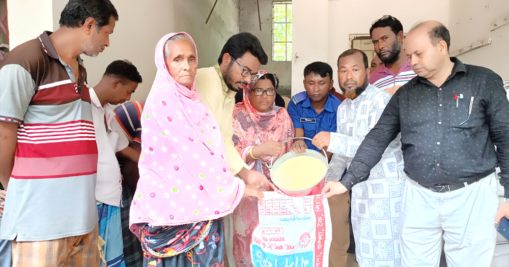 শ্রীপুরে শান্তিপূর্ণভাবে ভিজিএফ এর চাল বিতরণ