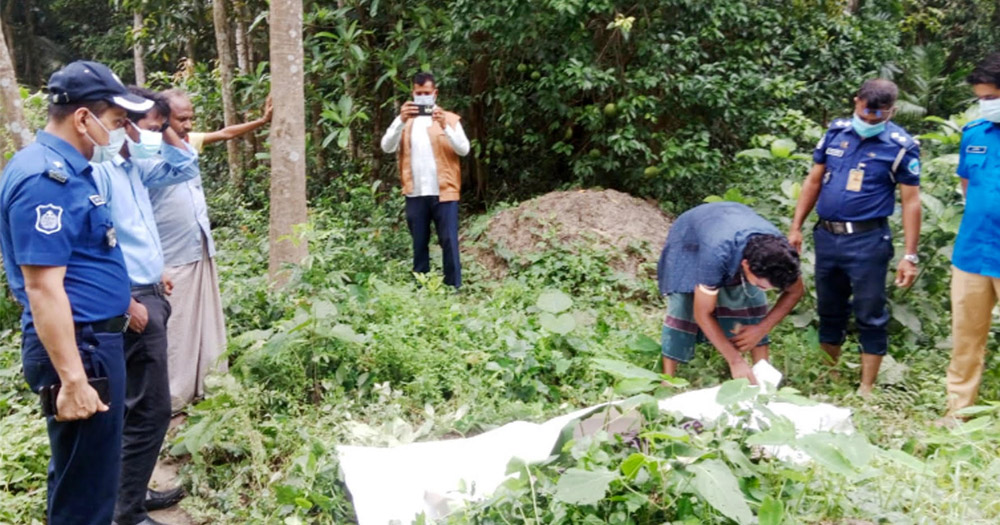 শাহরাস্তিতে মৃত্যুর ১০ মাস পর  আওয়ামী লীগ নেতা লাশ উত্তোলন