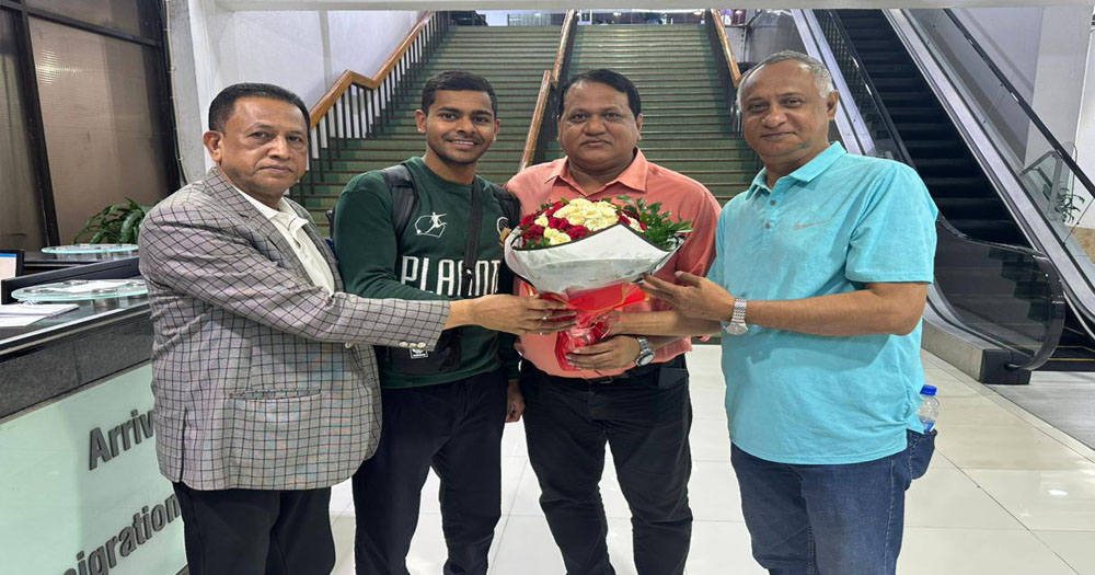 ছোট্ট একটি ফুলের তোড়ায় শমিতকে বরণ করলো বাফুফে