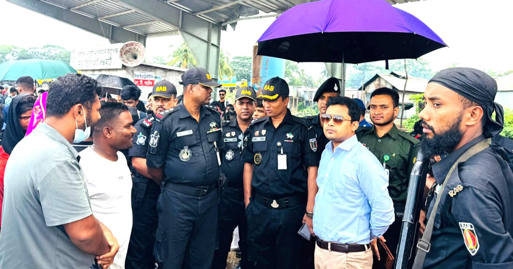 ফেরত দেওয়া হয়েছে  যাত্রীদের কাছ থেকে নেওয়া অতিরিক্ত ভাড়া