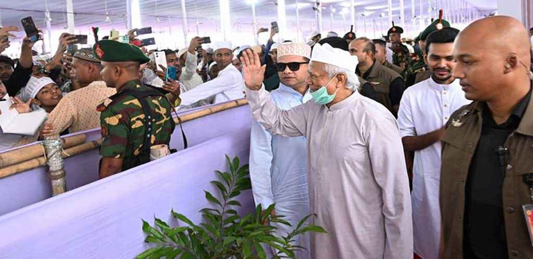 নামাজ শেষে দেশের মঙ্গলে দোয়া চাইলেন প্রধান উপদেষ্টা