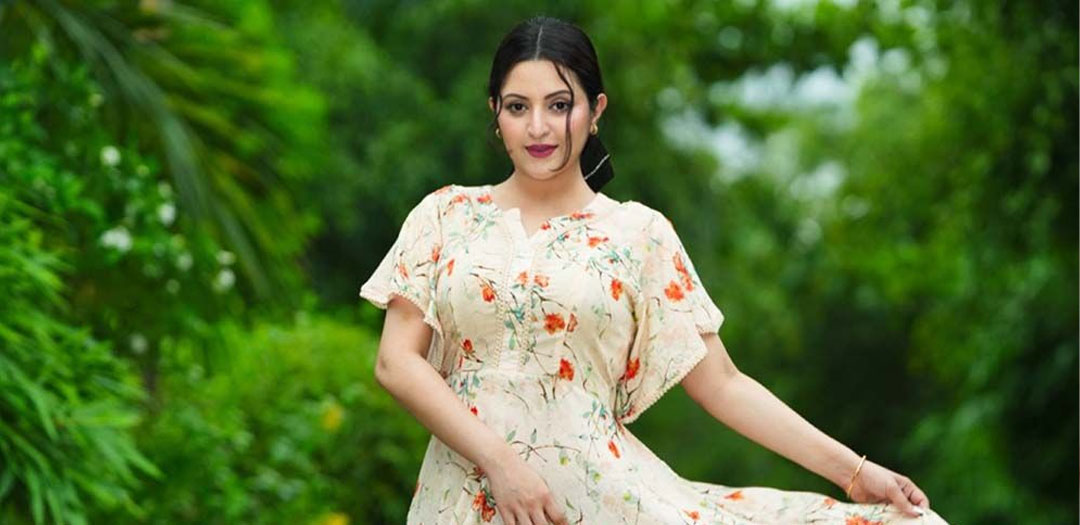 নানাবাড়িতে পরীমনির ঈদ, কুড়ালেন আম