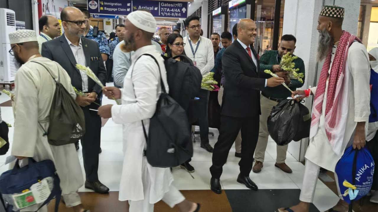 হজ শেষে প্রথম ফ্লাইটে দেশে  ফিরলেন ৩৬৯ জন হাজি