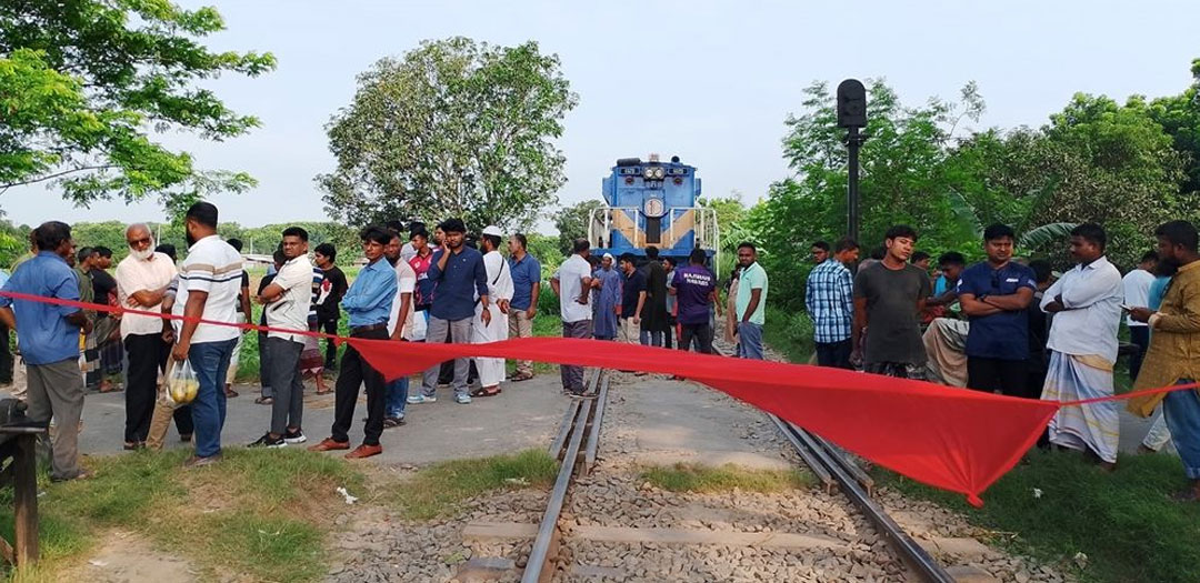 যাত্রাবিরতির দাবিতে রাজশাহীতে রেলপথ অবরোধ
