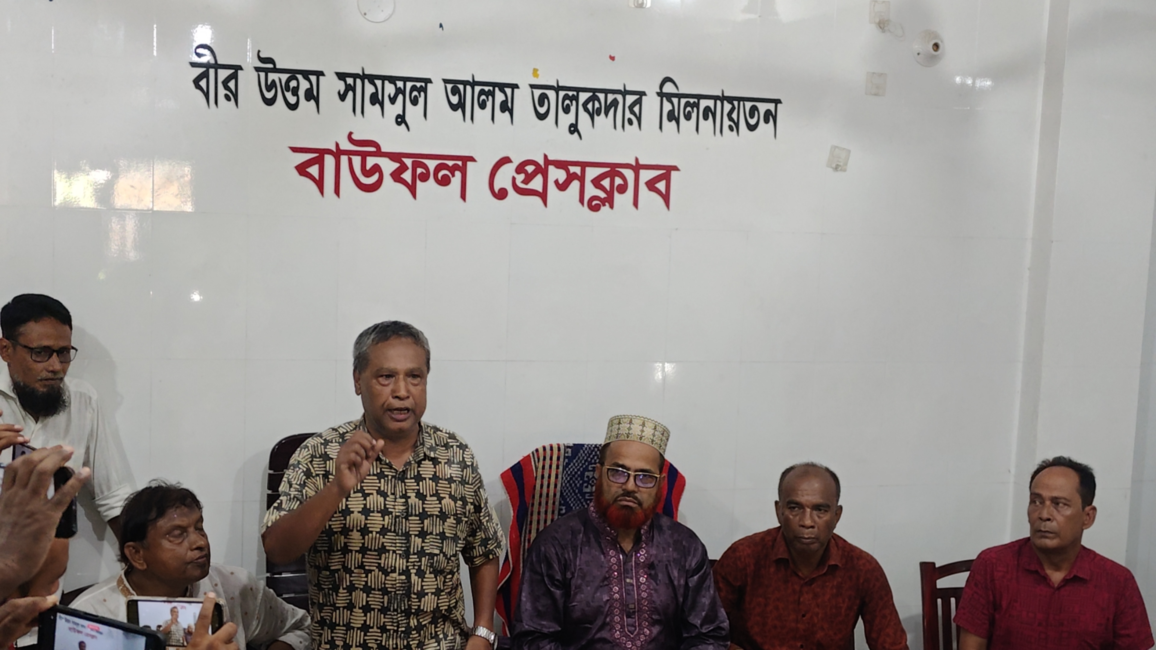 বাউফলে সাংবাদিকদের সঙ্গে বিএনপি নেতা মুনির হোসেনের মতবিনিময়