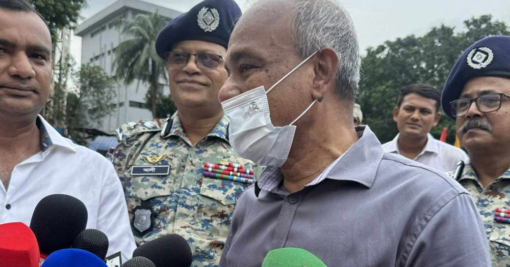 পুলিশের কাছে ভারি ‘মারণাস্ত্র’ থাকবে না: স্বরাষ্ট্র উপদেষ্টা