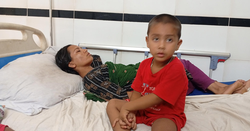 নির্যাতনের শিকার গৃহবধূ সীমা আক্তার হাসপাতালে