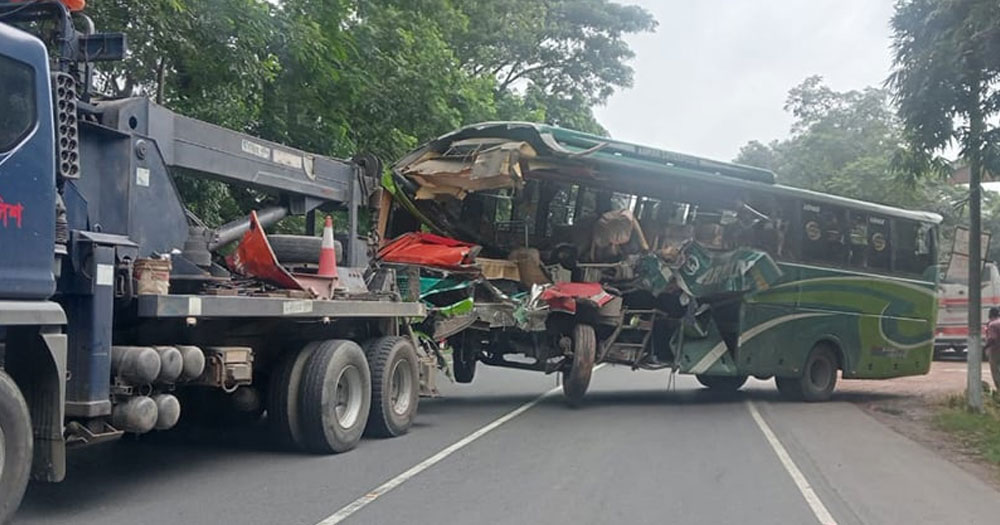 গোপালগঞ্জে দাঁড়িয়ে থাকা ট্রাকে ৩ বাসের ধাক্কা, পুলিশ কর্মকর্তাসহ নিহত ২
