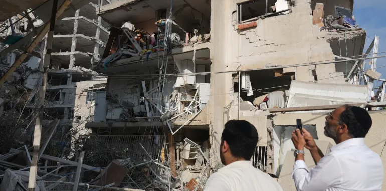 ইরানের হামলায় ১৩ ইসরায়েলি নিহত, ৩৮০ জন আহত