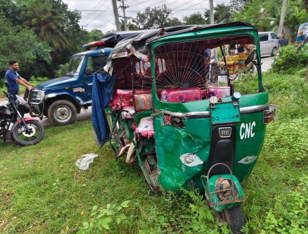 কাপাসিয়ায় সড়ক দুর্ঘটনায় মা-ছেলের মৃত্যু
