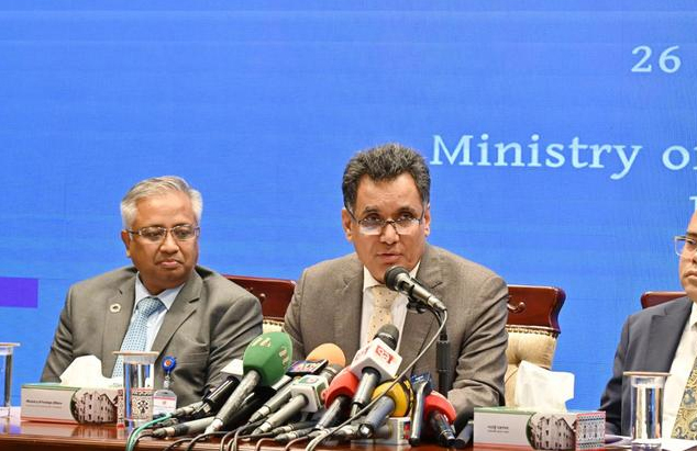 তেহরানে ঝুঁকিতে থাকা বাংলাদেশিদের নিয়ে উদ্বিগ্ন সরকার, কূটনীতিকদের সরিয়ে নেওয়ার প্রক্রিয়া শুরু