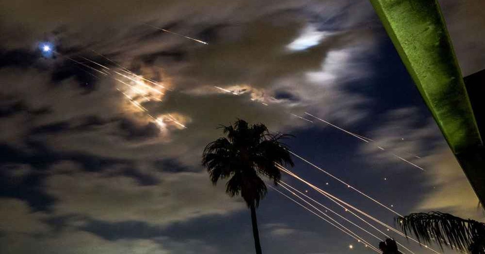 ইসরায়েলের আকাশে ইরানের ক্ষেপণাস্ত্র ঝড়