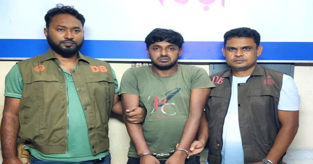 বগুড়ায় পুলিশকে ছুরিকাঘাত করে পালিয়ে যাওয়া আসামি গ্রেপ্তার