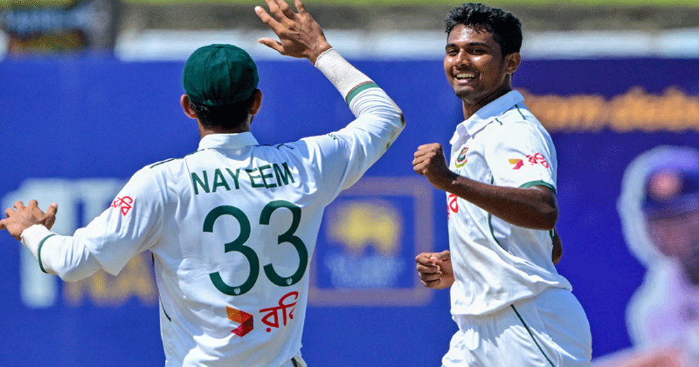 সকালে লঙ্কান শিবিরে জোড়া ধাক্কা