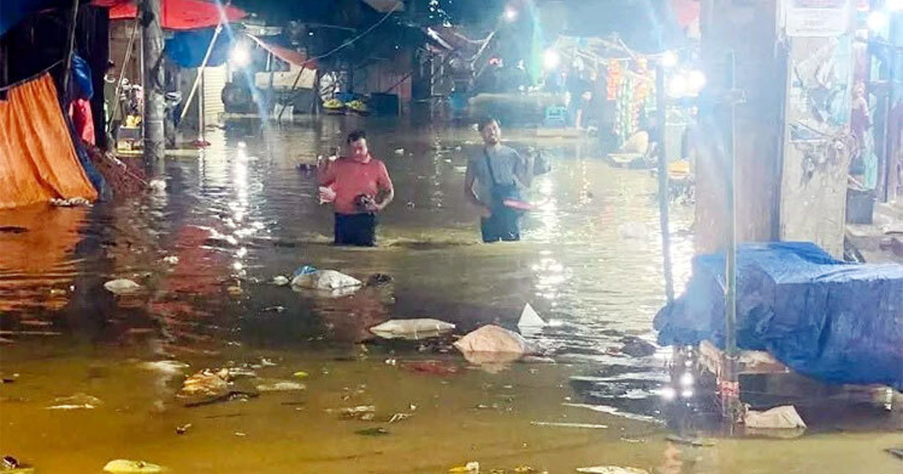 ফেনীর মুহুরী-সিলোনিয়া নদীর বাঁধ ভেঙে লোকালয় প্লাবিত