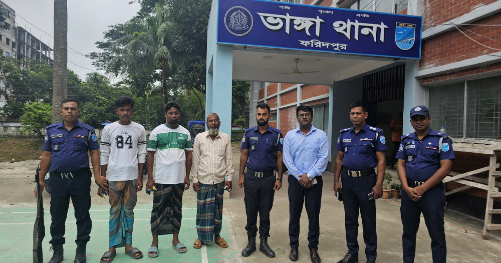 ফরিদপুরে আড়িয়াল খাঁ নদে যৌথ অভিযানে ৬ ড্রেজার জব্দ, আটক ৩