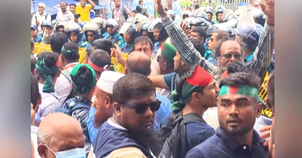 চাকরিচ্যুত বিডিআর সদস্যদের যমুনা অভিমুখে পদযাত্রায় পুলিশের বাধা