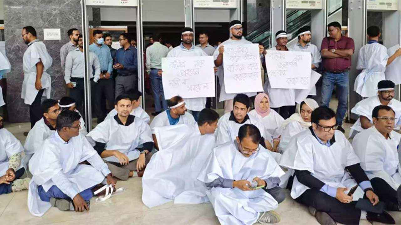 দাবি না মানলে ‘কমপ্লিট শাটডাউনের’ ঘোষণা এনবিআর কর্মকর্তাদের