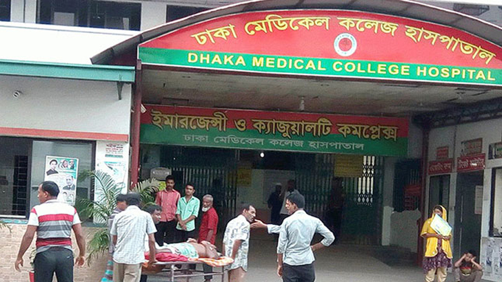 ঢামেকে চিকিৎসকের গালে চড়, যুবককে মারধরের অভিযোগ