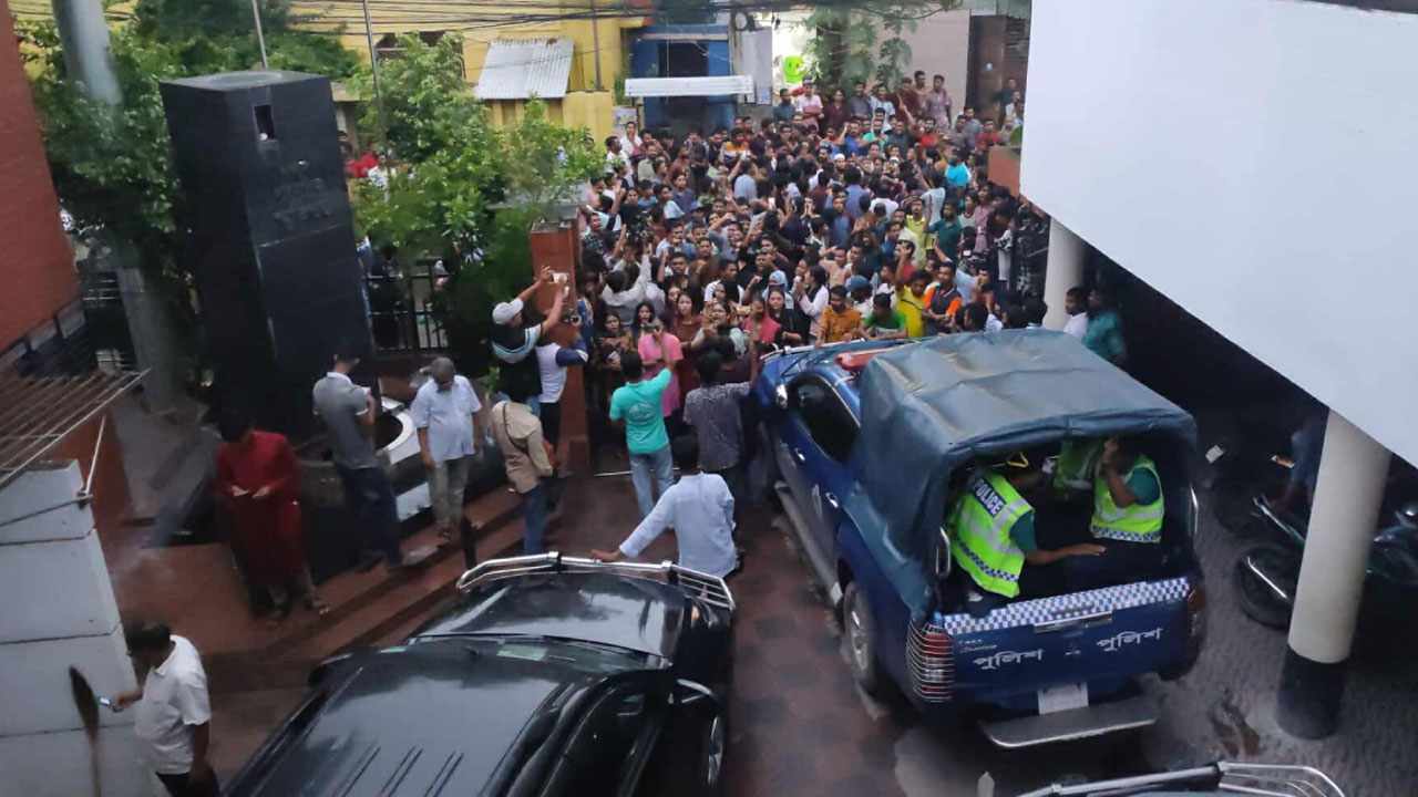 ‘প্রেস সচিবকে অবরুদ্ধ করতে নয়, তাকে দাবির বিষয়টি অবহিত করতে গিয়েছি’