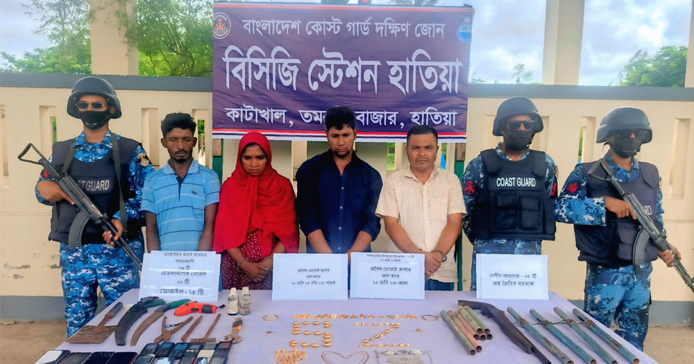 হাতিয়াতে নারীসহ আটক-৪, আগ্নেয়াস্ত্র-স্বর্ণ উদ্ধার