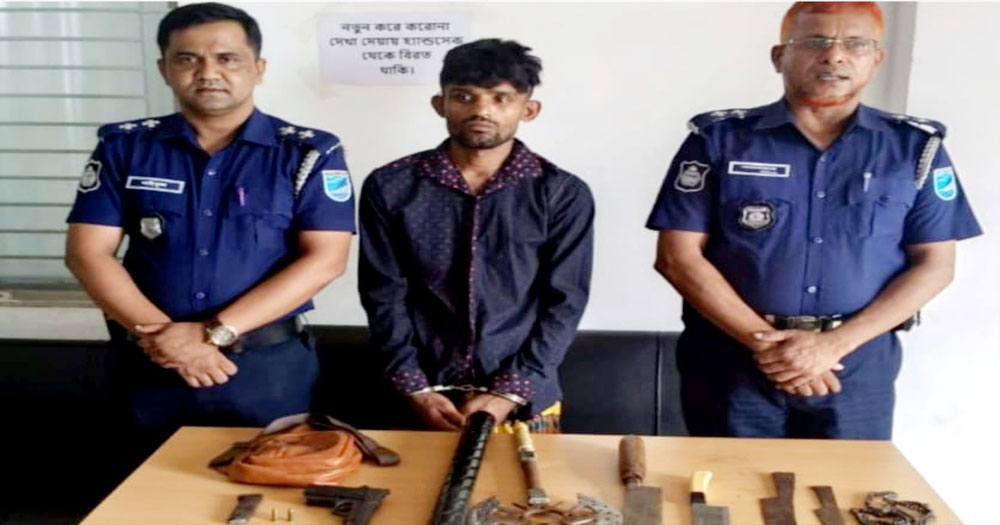 আশুলিয়ায় পিস্তল ও দেশীয় অস্ত্র সহ যুবক গ্রেপ্তার