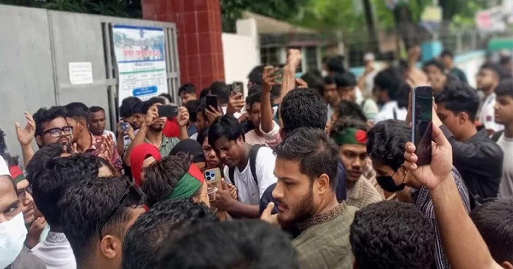 পটিয়া থানার সামনে বৈষম্যবিরোধী নেতাকর্মীদের অবস্থান