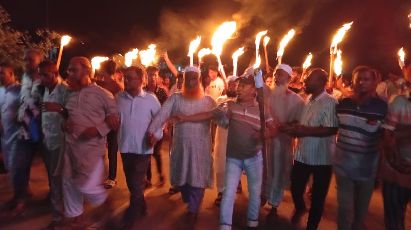 ভাঙ্গায় পৌর বিএনপির মশাল মিছিল ও সড়ক অবরোধ