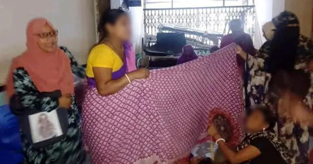 ডাক্তারের অপেক্ষায় হাসপাতালের বারান্দায় চেয়ারে বসে সন্তান প্রসব