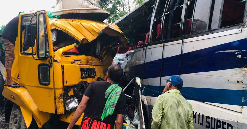 পাবনায় বাস-ট্রাক সংঘর্ষ, প্রাণ গেল ৩ জনের
