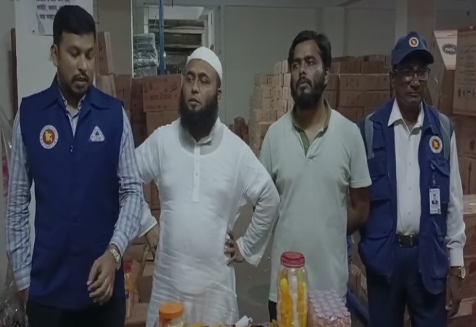 ফরিদপুরে সেফ ফুড ইন্ডাস্ট্রিতে যৌথবাহিনীর অভিযান, জরিমানা আদায়