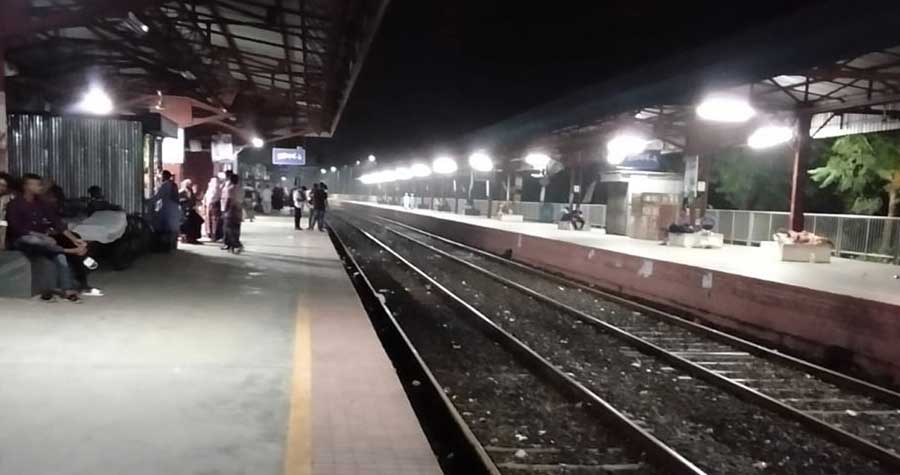 ৬ ঘণ্টা পর খুলনার সঙ্গে সারা দেশের রেল যোগাযোগ স্বাভাবিক