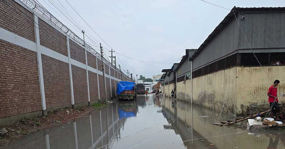 বেনপোল স্থলবন্দরে জলাবদ্ধতায় হাজার কোটি টাকার পণ্য ঝুঁকিতে: শ্রমিক কার্যক্রম ব্যাহত